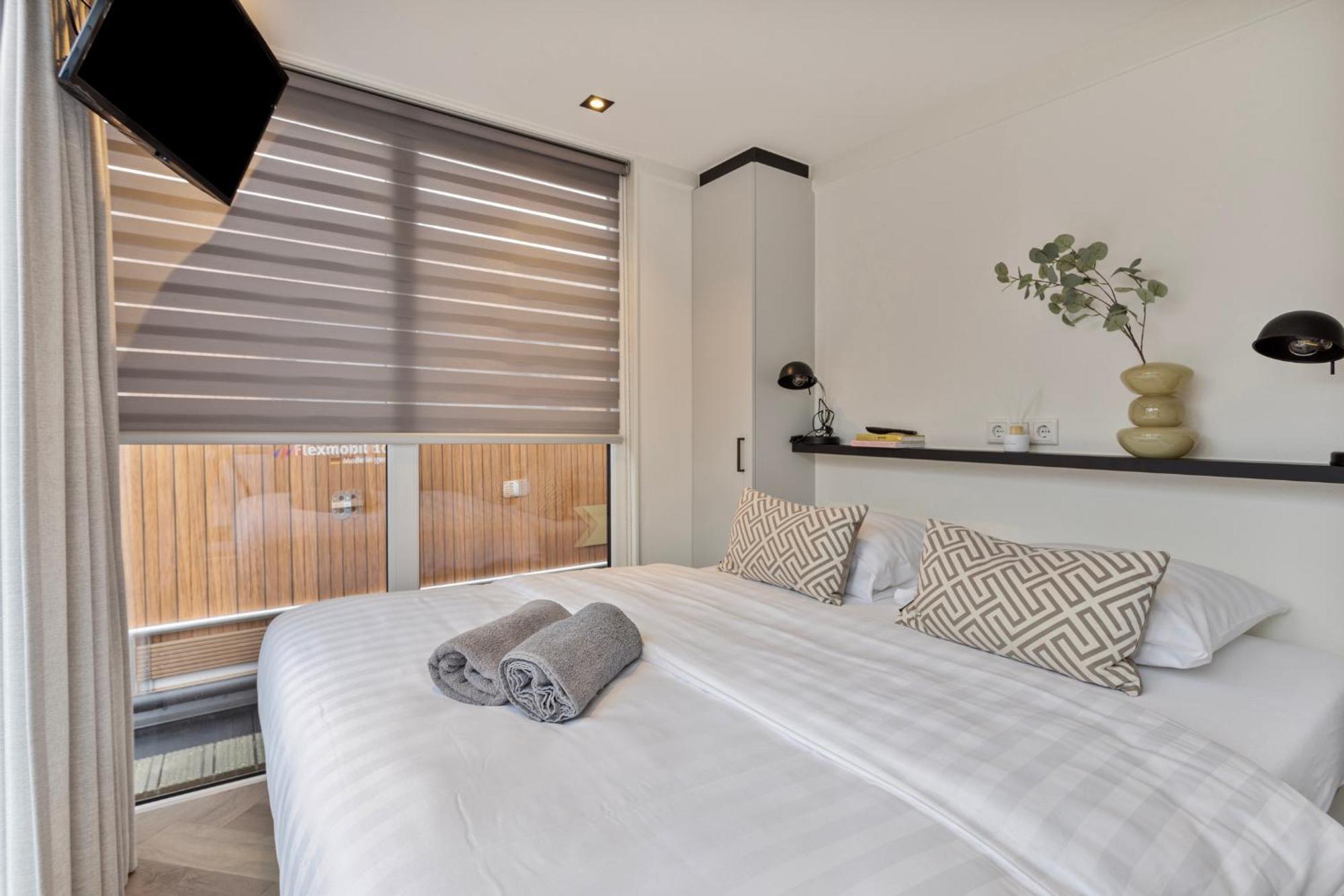Luxurious Waterloft Near Beach And Centre By Weltevreden Experience Зеволде Экстерьер фото