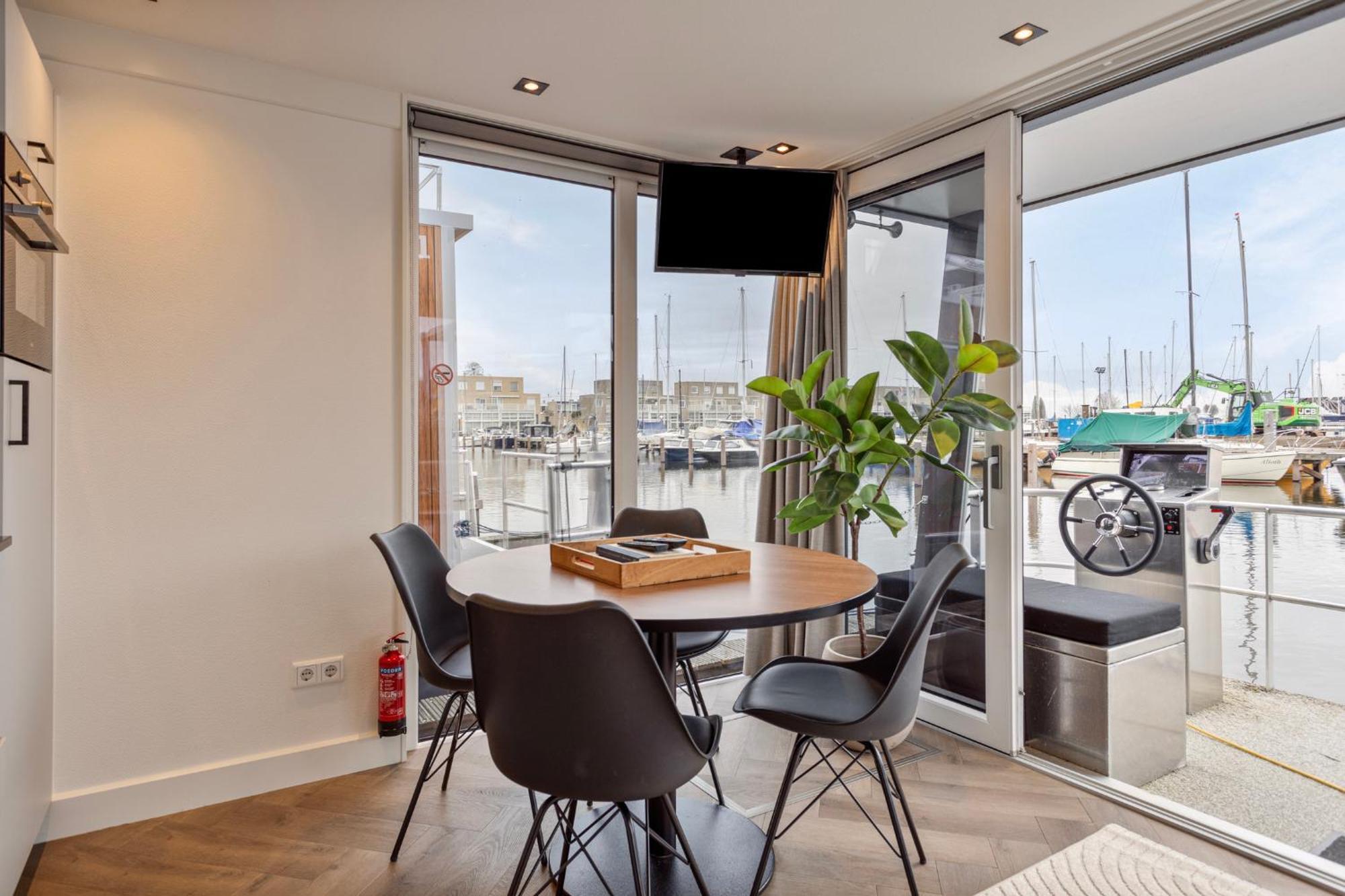 Luxurious Waterloft Near Beach And Centre By Weltevreden Experience Зеволде Экстерьер фото