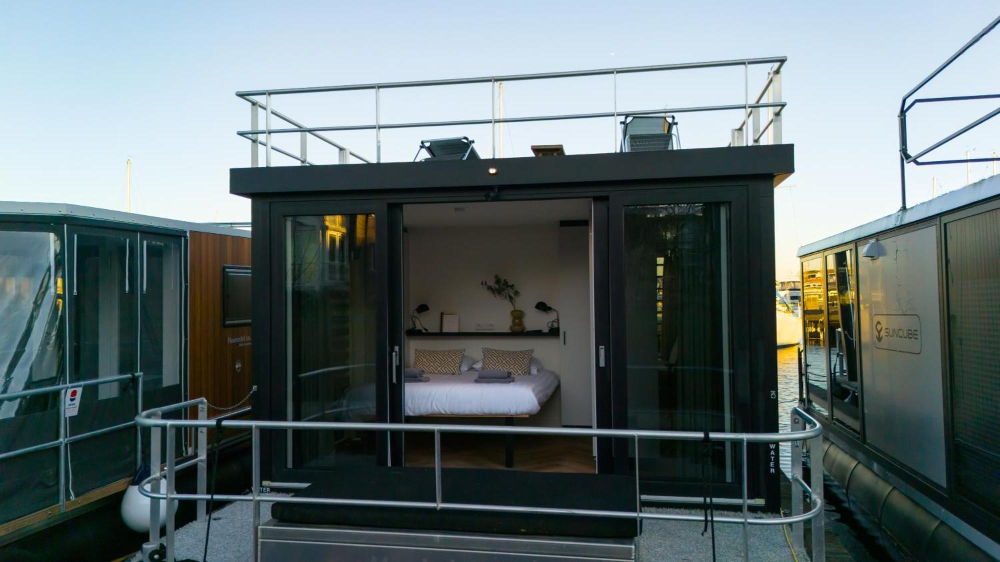 Luxurious Waterloft Near Beach And Centre By Weltevreden Experience Зеволде Экстерьер фото